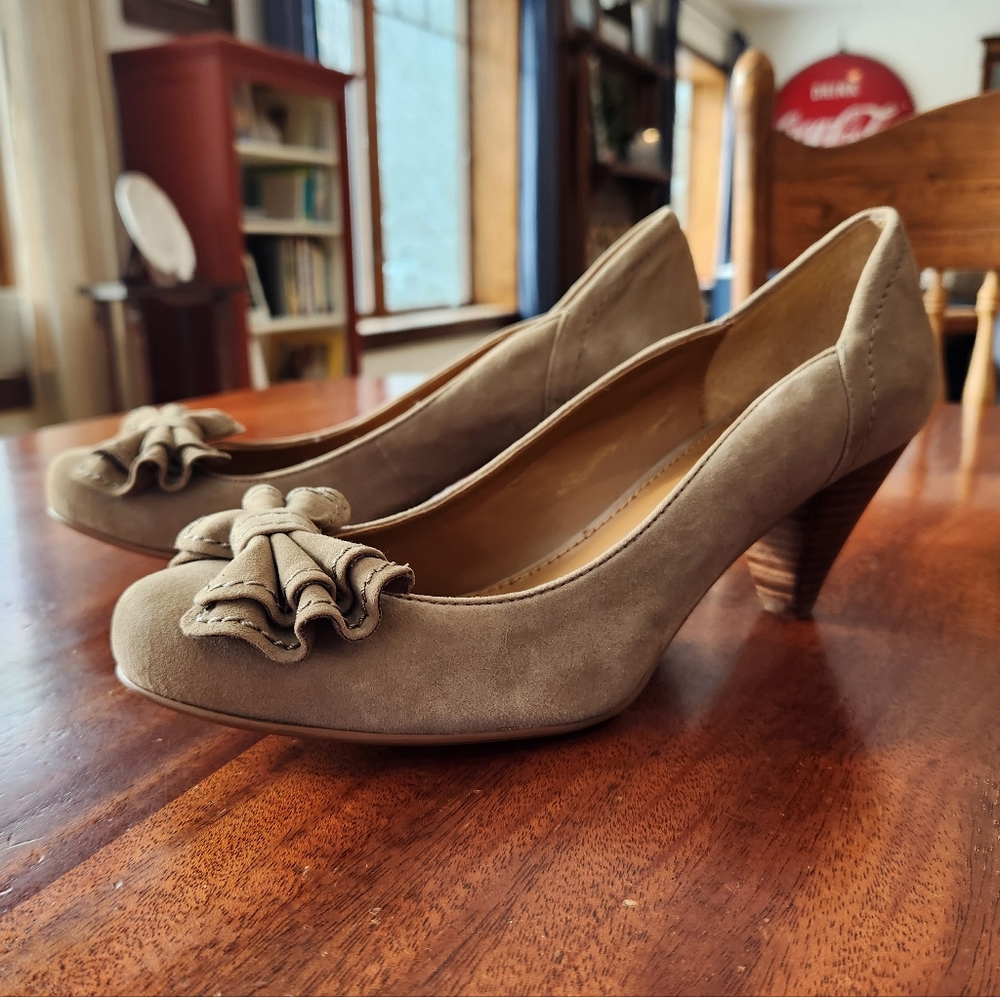 B. Makowsky Tan Leather Suede Pumps 8 1/2